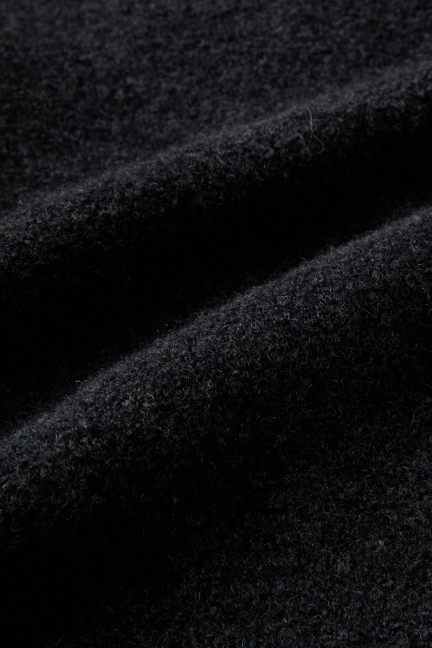 부클레 니트 팬츠는 부드러운 촉감의 울 소재로 제작되어 간절기부터 겨울까지 따뜻하게 착용 가능한 캐주얼 와이드핏 니트 팬츠입니다. 허리 밴딩과 밑단 스트링으로 편안한 착용감을 제공하며, 사이드 포켓이 있어 실용성을 더했습니다. 무지 디자인으로 어떤 상의와도 잘 어울려 데일리룩, 집콕룩, 산책룩 등 다양한 TPO에 활용하기 좋습니다. 미니멀, 클래식 스타일을 즐기는 분들께 추천하며, 셋업으로도 연출할 수 있어 활용도가 높습니다. 블랙 컬러로 시크하고 세련된 느낌을 연출해보세요.
