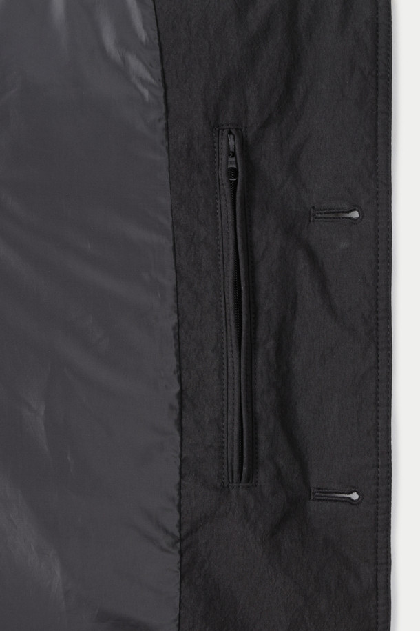 따뜻함과 스타일을 동시에 잡은 퀼팅 포켓 재킷입니다. 블랙 컬러의 베이직한 디자인으로 가을부터 겨울까지 폭넓게 활용 가능하며, 캐주얼, 클래식, 미니멀 등 다양한 스타일을 소화합니다. 넉넉한 레귤러핏과 두꺼운 두께감으로 뛰어난 보온성을 제공하며, 가볍고 부드러운 나일론 소재를 사용하여 편안한 착용감을 선사합니다. 하이넥 칼라와 버튼 여밈으로 포인트를 더했으며, 앞면 3개, 안쪽 2개의 포켓으로 실용성을 높였습니다. 우모 충전재를 사용하여 보온성과 경량성을 동시에 갖춘 데일리 아우터로, 산책, 여행 등 다양한 TPO에 잘 어울립니다.
