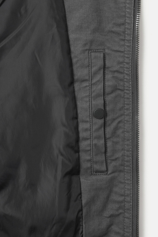 워싱 집업 블루종 점퍼는 캐주얼 스타일의 남성용 아우터입니다. 부드러운 면 소재에 워싱 가공을 더해 자연스러운 멋을 살렸으며, 봄, 가을에 착용하기 좋습니다. 레귤러핏으로 편안한 착용감을 제공하며, 무지 디자인에 밴딩 디테일과 포켓으로 실용성을 더했습니다. 블루 컬러의 긴소매 집업 스타일로, 일상에서 간편하게 활용하기 좋습니다.
