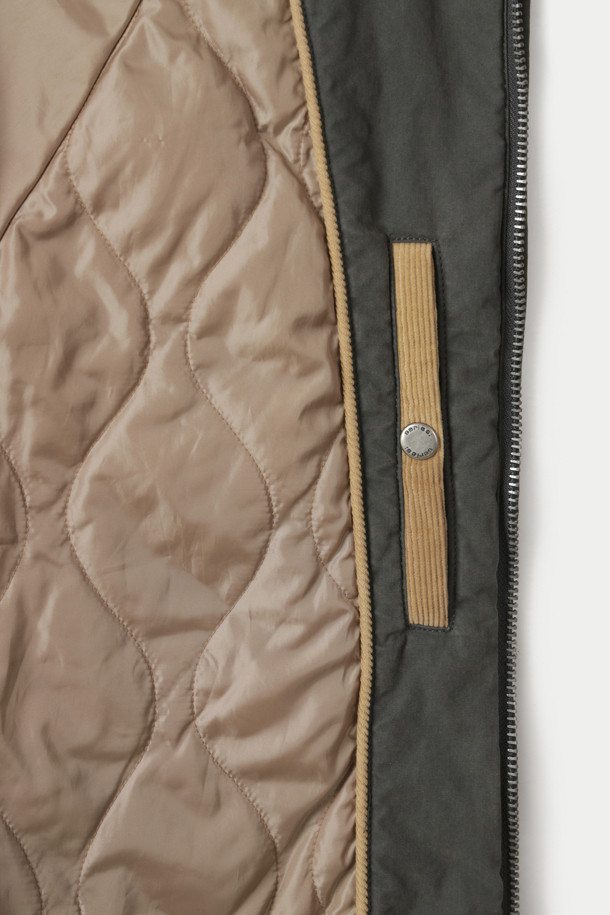 코듀로이 믹스 래글런 점퍼는 가을, 겨울 시즌 남성 고객을 위한 두꺼운 두께감의 점퍼입니다. 베이직하고 캐주얼한 스타일로 일상에서 편안하게 착용하기 좋으며, 칼라와 양옆 플랩, 소맷단 배색 디테일이 돋보입니다. 래글런 소매 디자인으로 활동성을 높였으며, 패딩 충전재와 안감으로 보온성을 더했습니다. 밑단 밴딩과 소맷단 2 스냅 버튼으로 안정적인 착용감을 제공합니다. 카키 컬러의 무지 디자인으로 다양한 스타일의 연출이 가능하며, 겨울 데일리룩, 산책룩, 여행룩에 활용하기 좋습니다.
