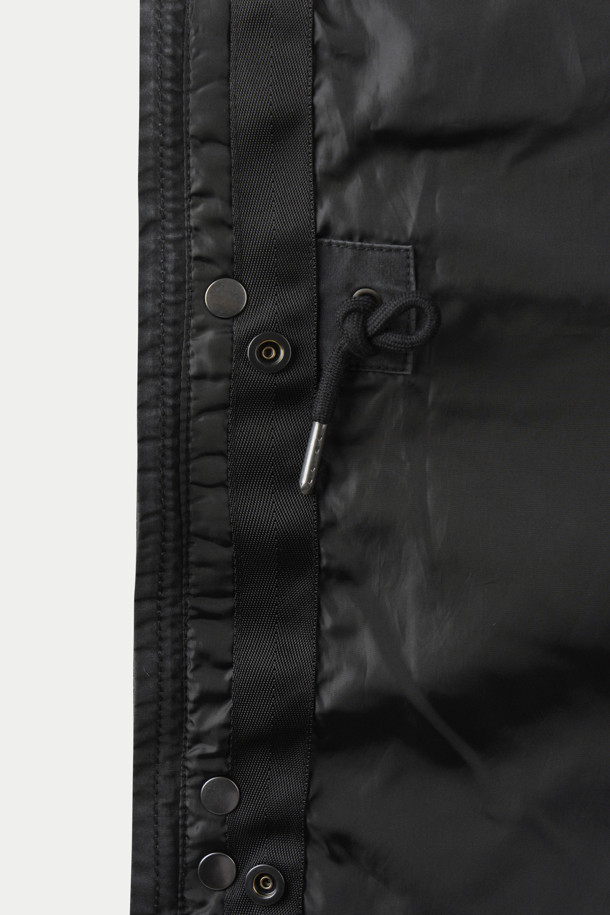 피그워싱 2WAY 점퍼는 겨울과 가을에 착용하기 좋은 남녀 공용 점퍼입니다. 블랙 색상의 무지 디자인으로 캐주얼, 미니멀, 워크웨어 스타일을 연출하기 좋습니다. 이너 분리형에 오리털 충전재를 사용하여 보온성을 높였으며, 허리 스트링으로 사이즈 조절이 가능합니다. 4개의 포켓과 지퍼, 스냅 여밈 방식으로 실용성을 더했습니다. 일상, 산책, 여행 등 다양한 TPO에 활용할 수 있는 레귤러핏 두꺼운 점퍼입니다.
