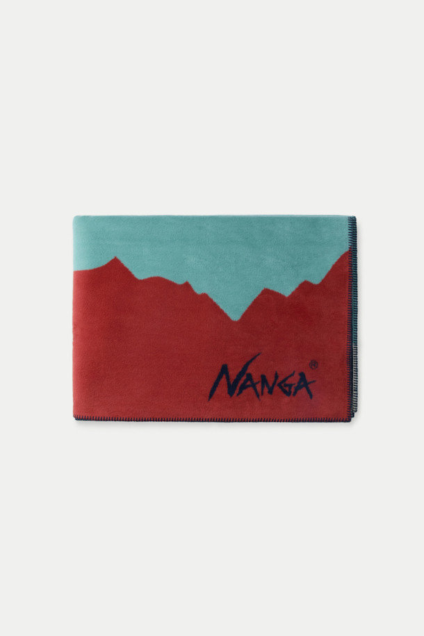 낭가 멀티 컬러 릿지라인 코튼 블랭킷 S는 면 80%, 폴리에스터 20% 혼방 소재로 제작되어 부드러운 촉감을 자랑합니다. 두꺼운 두께감으로 보온성을 높였으며, 낭가파르바트 산맥을 모티브로 한 프린트 패턴이 특징입니다. 멀티컬러, 터콰이즈, 레드, 네이비 등 다채로운 색상으로 구성되어 있으며, 더블 자카드 직조 방식으로 제작되었습니다. 침대나 소파 커버로 활용 가능하며, 미니멀한 스타일을 추구하는 분들께 적합한 싱글 사이즈 블랭킷입니다.
