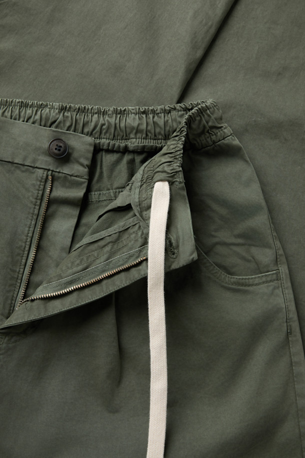 FIVER(파이버) 이지 턱 배기 팬츠는 캐주얼, 미니멀, 클래식 스타일을 즐기는 남녀 모두를 위한 아이템입니다. 봄, 가을에 어울리는 면, 스판덱스 혼방 소재의 긴 기장 바지로, 편안한 배기핏을 선사합니다. 허벅지 부분은 여유롭고 밑단은 테이퍼드 디자인으로, 웨이스트 밴딩과 스트링으로 허리 사이즈를 조절할 수 있습니다. 무지 디자인에 카키 컬러로, 출근룩이나 산책룩 등 다양한 TPO에 활용 가능하며, 사이드 포켓과 힙 포켓으로 실용성을 더했습니다. 버튼과 지퍼 여밈으로 깔끔하게 마무리되었습니다.
