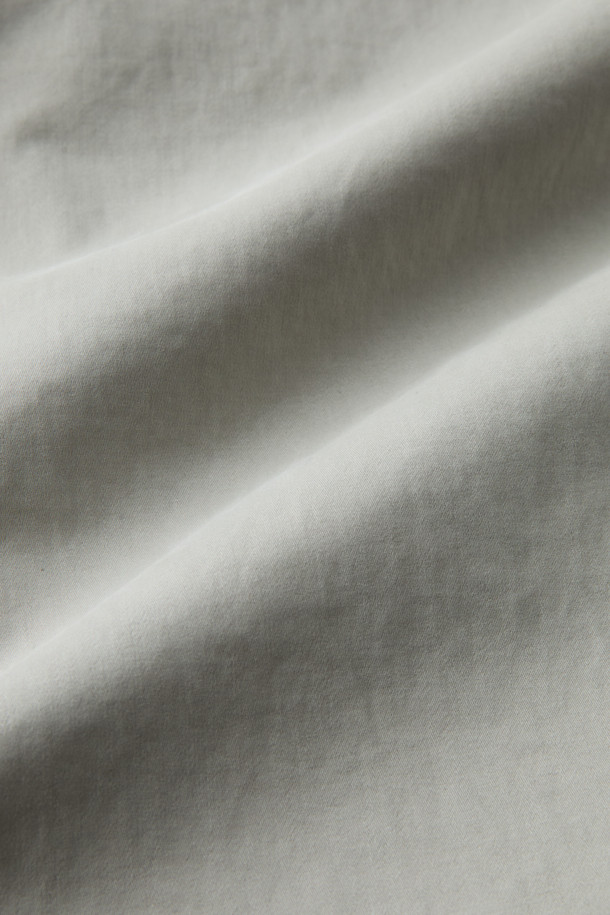 FIVER (파이버) 이지 턱 배기 팬츠는 캐주얼, 미니멀, 클래식 스타일을 아우르는 활용도 높은 바지입니다. 면과 스판덱스 혼방 소재로 제작되어 탄탄한 촉감과 편안한 착용감을 선사합니다. 허벅지 부분은 여유 있고 밑단은 테이퍼드 디자인으로 트렌디한 배기핏을 연출하며, 웨이스트 밴딩과 스트링으로 허리 사이즈를 조절할 수 있습니다. 무지 디자인에 그레이 컬러로 출시되어 다양한 상의와 쉽게 매치할 수 있으며, 버튼/지퍼 여밈, 사이드 포켓, 힙 포켓으로 실용성을 더했습니다. 봄, 여름, 가을 시즌에 일상복으로 편안하게 즐겨 입기 좋습니다.
