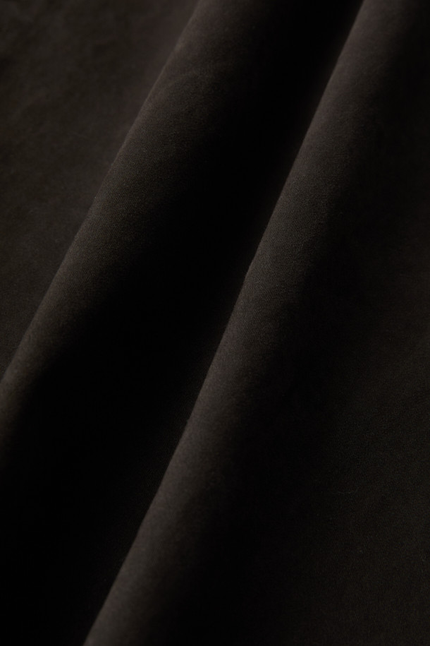 FIVER(파이버) 턱 루즈 핏 팬츠는 일상과 출근룩, 비즈니스 캐주얼에 모두 활용 가능한 베이직 스타일의 바지입니다. 면과 스판덱스 혼방 소재로 제작되어 편안한 착용감을 제공하며, 루즈핏과 일자핏으로 디자인되어 어떤 체형에도 자연스럽게 어울립니다. 무지 디자인에 블랙 컬러로, 미니멀, 클래식, 캐주얼 등 다양한 스타일을 연출하기 좋습니다. 허리 부분은 웨이스트 밴딩 처리되어 편안함을 더했으며, 투턱 디테일로 포인트를 주었습니다.
