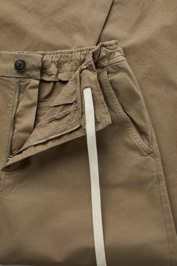 FIVER(파이버) 루즈핏 팬츠는 베이직하고 캐주얼한 스타일로, 일상에서 편안하게 착용하기 좋은 바지입니다. 면과 스판덱스 혼방 소재로 제작되어 탄탄한 촉감을 제공하며, 사계절 내내 활용 가능합니다. 허리 스트링과 웨이스트 밴딩으로 편안한 착용감을 선사하며, 힙 포켓과 사이드 포켓이 실용성을 더합니다. 베이지와 카키 두 가지 색상으로 출시되어 다양한 상의와 매치하기 좋습니다. 여행룩이나 산책룩으로 활용하여 캐주얼하고 미니멀한 스타일을 완성해보세요.
