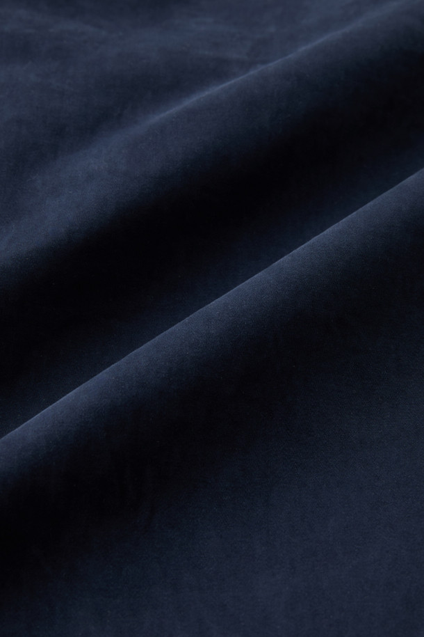 FIVER (파이버) 루즈핏 팬츠는 편안함과 스타일을 동시에 잡은, 일상생활에 최적화된 바지입니다. 네이비 색상으로 어떤 상의와도 쉽게 매치할 수 있으며, 사계절 내내 활용 가능한 실용성을 자랑합니다. 면과 스판덱스 혼방 소재로 제작되어 탄탄한 촉감과 편안한 착용감을 제공합니다. 루즈핏과 일자핏으로 디자인되어, 체형에 구애받지 않고 누구나 멋스럽게 소화할 수 있습니다. 허리 스트링과 웨이스트 밴딩, 사이드/힙 포켓, 버튼/지퍼 여밈 디테일로 실용성을 더했습니다. 여행, 산책 등 가벼운 활동 시 캐주얼하고 미니멀한 스타일을 연출해보세요.
