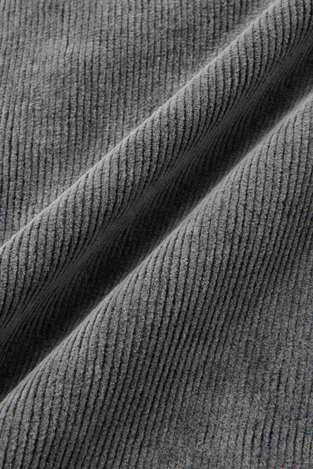 FIVER(파이버) 루즈핏 코듀로이 팬츠는 가을, 겨울 시즌에 어울리는 캐주얼하고 베이직한 스타일의 코듀로이 바지입니다. 부드러운 촉감의 코듀로이, 면, 스판덱스 혼방 소재로 제작되어 편안한 착용감을 선사하며, 루즈핏으로 활동성을 높였습니다. 밴딩 허리에 스트링 디테일로 편안함과 스타일을 동시에 잡았으며, 테이핑 마감으로 깔끔함을 더했습니다. 출근룩과 캠핑룩은 물론, 미니멀한 스타일 연출에도 활용하기 좋은 데일리 팬츠입니다. 색상은 그레이 한 가지입니다.
