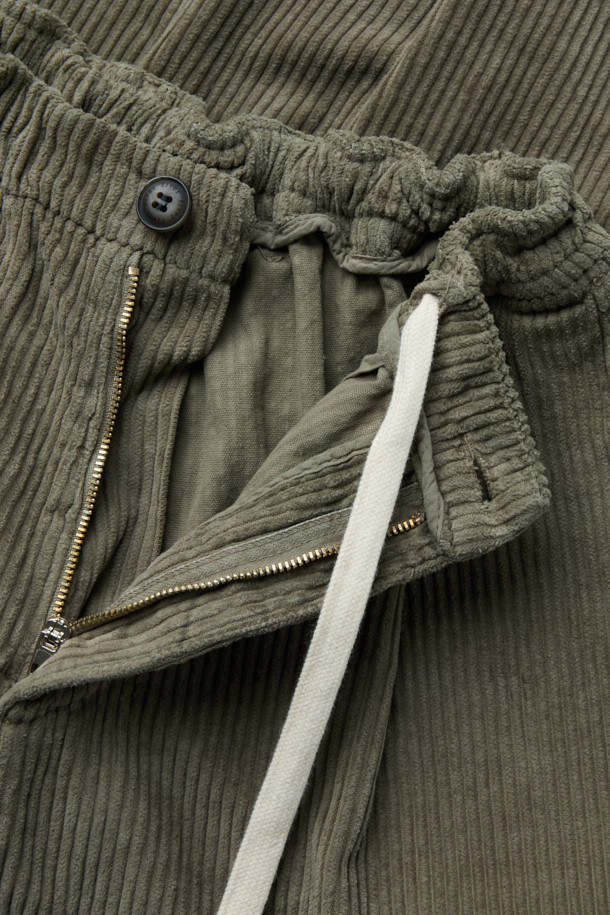 FIVER(파이버) 배기 코듀로이 팬츠는 가을, 겨울 시즌 남성분들의 캐주얼 스타일을 완성해 줄 코듀로이 팬츠입니다. 부드러운 촉감의 코듀로이와 면 혼방 소재로 제작되어 편안한 착용감을 선사하며, 넉넉한 루즈핏과 배기핏으로 활동성을 높였습니다. 카키와 올리브 두 가지 색상으로 출시되어 다양한 상의와 매치하기 용이하며, 원턱 디자인과 허리 스트링, 사이드 및 힙 포켓 디테일로 실용성을 더했습니다. 산책룩, 캠핑룩 등 편안한 TPO에 미니멀, 클래식 스타일을 더하여 멋스러운 연출이 가능합니다.
