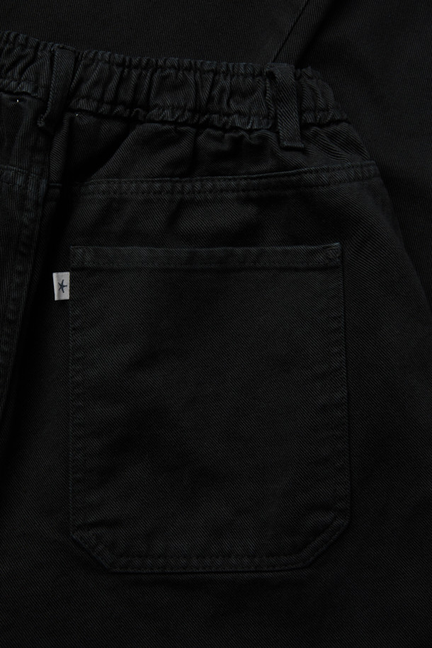 FIVER(파이버) 트윌 배기 팬츠는 캐주얼, 미니멀, 클래식 스타일을 즐겨 입는 분들을 위한 데일리 팬츠입니다. 탄탄한 면 소재로 제작되어 편안한 착용감을 선사하며, 허벅지 부분은 여유 있고 밑단으로 갈수록 좁아지는 배기핏으로 트렌디한 실루엣을 연출합니다. 허리 스트링과 웨이스트 밴딩으로 편안함을 더했으며, 원턱 디자인과 스트레치성이 우수한 소재로 활동성을 높였습니다. 블랙 컬러의 무지 디자인으로 출근룩, 데이트룩 등 다양한 TPO에 활용 가능하며, 사이드 및 힙 포켓, 버튼/지퍼 여밈 디테일로 실용성을 더했습니다.
