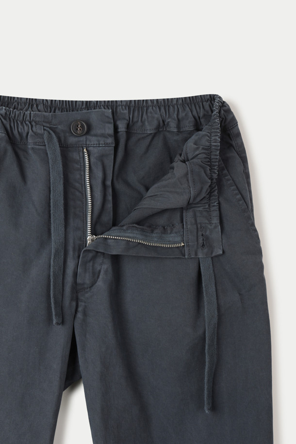 CROSSLEY(크로슬리) 다잉 팬츠는 편안한 데일리룩을 위한 캐주얼 스타일의 긴 바지입니다. 네이비 컬러의 무지 디자인으로, 면과 스판덱스 혼방 소재를 사용하여 부드러운 착용감을 제공합니다. 허리 부분은 밴딩 처리와 스트링으로 조절 가능하며, 양옆과 힙 포켓으로 실용성을 더했습니다. 스트레이트 핏으로 제작되어 활동성을 높였으며, 동네 마실룩이나 미니멀한 스타일을 연출하기에 좋습니다. 버튼과 지퍼로 여밈 처리가 되어 있습니다.
