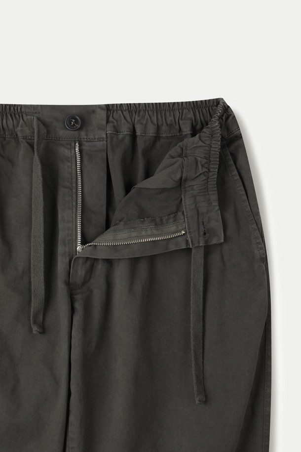 CROSSLEY(크로슬리) 다잉 팬츠는 가먼트 다잉 기법으로 제작되어 자연스러운 컬러감을 자랑합니다. 코튼과 스판덱스 혼방 소재로 제작되어 편안한 착용감을 선사하며, 밴딩 허리와 스트링으로 허리 사이즈를 조절할 수 있습니다. 스트레이트 핏으로 어떤 스타일에도 잘 어울리며, 데일리룩과 산책룩 등 TPO에 구애받지 않고 활용 가능합니다. 양옆 포켓과 힙 포켓으로 실용성을 더한 캐주얼 스타일의 긴 바지입니다.
