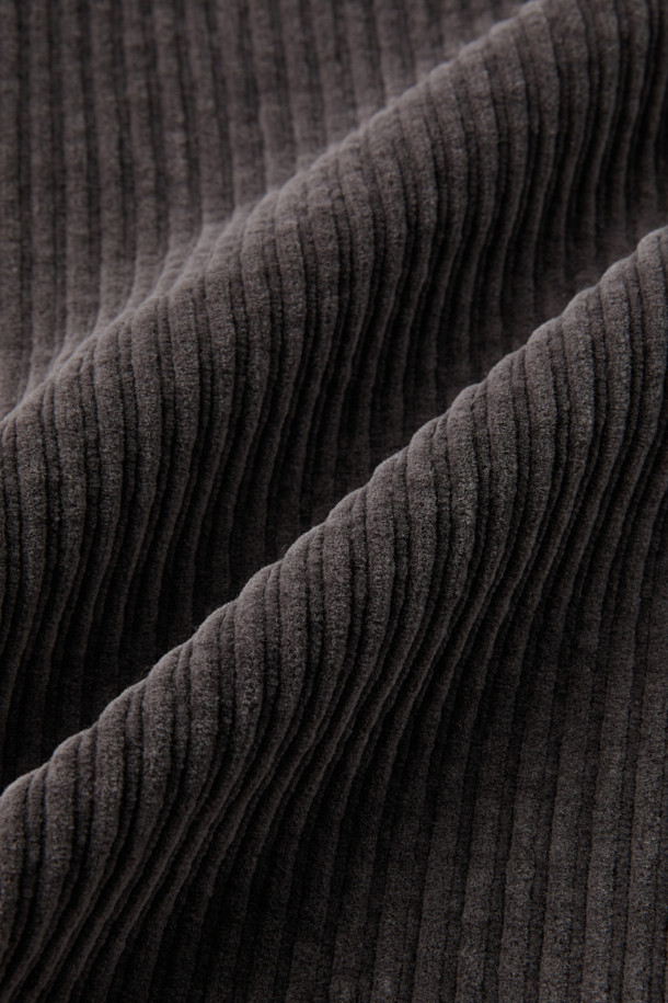 CROSSLEY(크로슬리) 코듀로이 팬츠는 가을과 겨울에 따뜻하게 입을 수 있는 남녀 공용 바지입니다. 부드러운 코듀로이 소재와 스판덱스의 혼방으로 편안한 착용감을 선사하며, 베이직하고 캐주얼한 스타일을 연출합니다. 허리 밴딩과 스트링 디테일로 활동성을 높이고, 스트레이트 핏으로 깔끔한 실루엣을 완성합니다. 톤 다운된 그레이 컬러와 무지 디자인으로 다양한 상의와 쉽게 매치할 수 있으며, 출근룩과 모임룩 등 폭넓게 활용 가능합니다. 양옆 포켓과 힙 포켓으로 실용성을 더했습니다.
