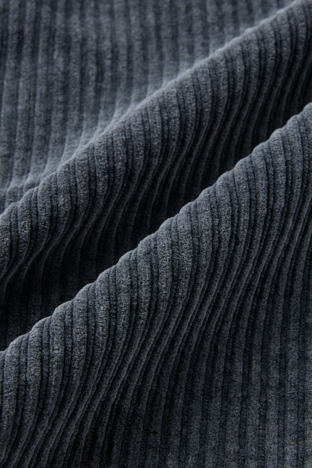 CROSSLEY(크로슬리) 코듀로이 팬츠는 가을, 겨울 시즌을 위한 베이직하고 캐주얼한 스타일의 긴 바지입니다. 부드러운 촉감의 코듀로이와 스판덱스 혼방 소재로 제작되어 편안한 착용감을 선사합니다. 톤 다운된 네이비 컬러에 무지 디자인으로, 출근룩과 모임룩 등 다양한 TPO에 활용 가능합니다. 스트레이트핏으로 다리가 길어 보이는 효과를 주며, 밴딩 허리와 스트링 디테일로 활동성을 더했습니다. 양옆 포켓과 힙 포켓, 버튼과 지퍼 여밈으로 실용성을 높인 두꺼운 두께감의 코듀로이 팬츠입니다.
