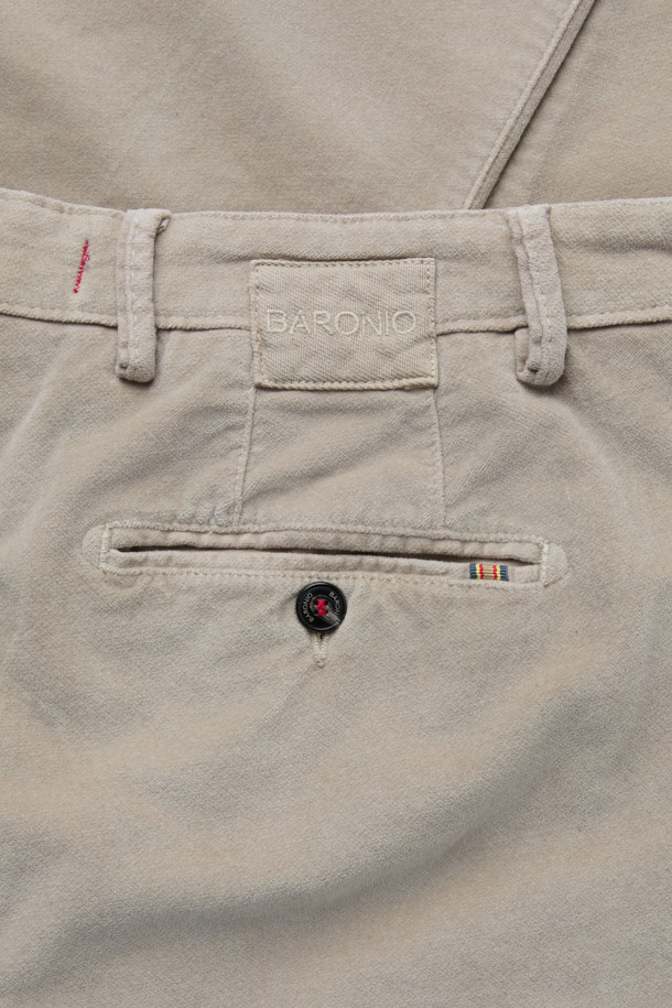 BARONIO(바르니오) 소프트 패브릭 팬츠는 부드러운 촉감의 면, 코듀로이, 엘라스틴 혼방 소재로 제작되어 가을, 겨울 시즌에 적합한 치노 팬츠입니다. 스트레이트핏으로 클래식하고 캐주얼한 스타일을 연출하며, 출근룩이나 비즈니스 캐주얼에 활용하기 좋습니다. 안감 기모 처리와 두꺼운 두께감으로 보온성을 높였으며, 신축성이 있어 편안한 착용감을 제공합니다. 베이지 컬러에 무지 디자인으로 어떤 상의와도 매치하기 용이하며, 사이드 포켓, 힙 포켓, 다트 디테일, 시그니처 라벨, 걸이용 고리 등의 특징을 갖추었습니다.
