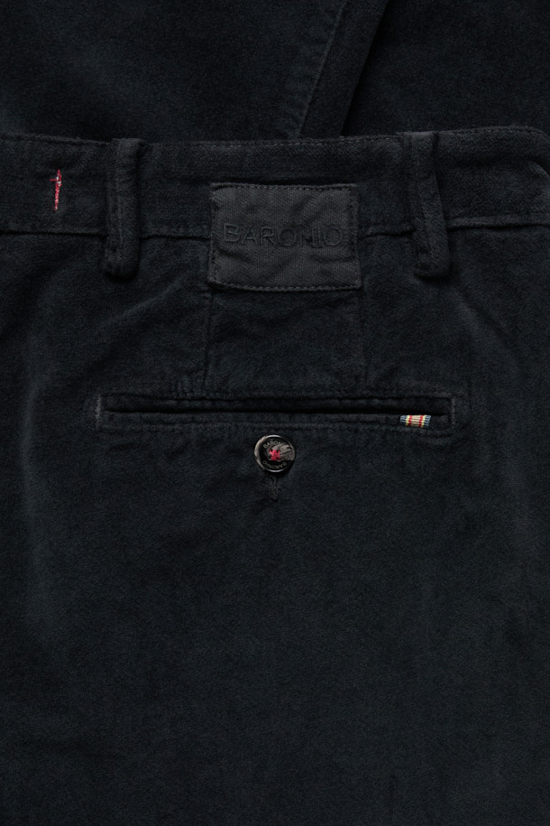 바르니오 소프트 패브릭 팬츠는 부드러운 촉감의 코듀로이, 면, 엘라스틴 혼방 소재로 제작되어 편안한 착용감을 선사합니다. 블랙 컬러의 무지 디자인에 스트레이트 핏으로, 클래식과 캐주얼 스타일을 모두 소화할 수 있습니다. 안감 기모 처리로 겨울철에도 따뜻하게 입을 수 있으며, 신축성 있는 소재로 활동성을 높였습니다. 출근룩과 비즈니스 캐주얼에 적합하며, 포켓, 다트 디테일과 시그니처 라벨, 걸이용 고리 등 섬세한 디테일이 돋보입니다. 
