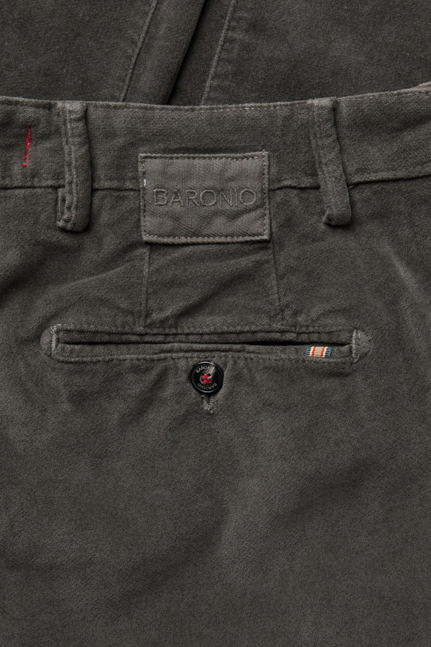 BARONIO(바르니오) 소프트 패브릭 팬츠는 부드러운 촉감의 코듀로이, 면, 엘라스틴 혼방 소재로 제작되어 겨울철 보온성을 제공합니다. 스트레이트 핏과 두꺼운 두께, 무지 디자인으로 클래식과 캐주얼 스타일을 모두 소화하며, 출근룩과 비즈니스 캐주얼에 적합합니다. 포켓 디테일과 엉덩이 다트, 시그니처 라벨, 걸이용 고리 디테일이 돋보이며, 스트레이트핏으로 편안한 착용감을 선사합니다. 미니멀한 스타일을 선호하는 분들께 추천하는 아이템입니다.
