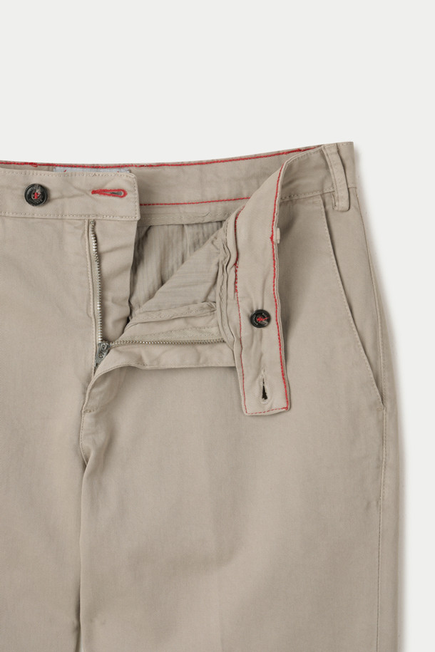 BARONIO(바로니오) 워싱 치노 팬츠는 가을에 어울리는 베이지 컬러의 스트레이트핏 치노 팬츠입니다. 면 소재로 제작되어 부드러운 촉감을 선사하며, 가먼트 워싱 처리로 자연스러운 멋을 더했습니다. 얇은 두께감으로 편안한 착용감을 제공하며, 일상, 출근룩, 비즈니스 캐주얼, 가을 나들이룩 등 다양한 TPO에 활용하기 좋습니다. 클래식, 미니멀, 캐주얼 스타일을 즐기는 분들께 추천하며, 사이드 포켓, 힙 포켓, 다트 디테일, 시그니처 포인트 라벨, 걸이용 고리 등의 디테일이 돋보입니다.
