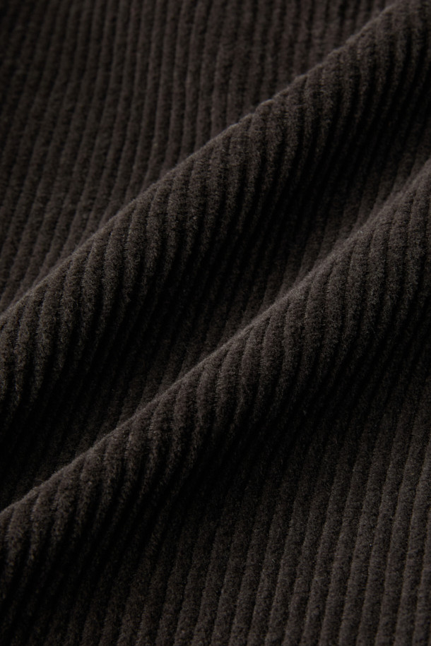 **바로니오 코듀로이 치노 팬츠**는 가을, 겨울 시즌에 어울리는 클래식 스타일의 남성용 바지입니다. 촘촘한 코듀로이 소재에 면, 스판덱스를 혼방하여 부드러운 촉감과 편안한 착용감을 제공하며, 기모 안감으로 보온성을 더했습니다. 레귤러핏으로 제작되었으며, 스트레이트 핏으로 떨어지는 깔끔한 실루엣을 연출합니다. 출근룩과 비즈니스 캐주얼에 적합하며, 무지 디자인과 다양한 디테일(포인트 라벨, 입술 포켓, 사이드 포켓, 다트)을 더해 미니멀하면서도 세련된 스타일을 완성합니다.
