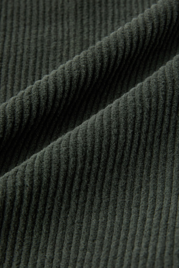 가을, 겨울 시즌에 어울리는 코듀로이 치노 팬츠입니다. 부드러운 촉감의 면, 코듀로이, 스판덱스 혼방 소재로 제작되어 편안한 착용감을 선사합니다. 베이직하고 캐주얼한 스타일로, 출근룩이나 모임룩 등 다양한 TPO에 활용 가능합니다. 그린 컬러의 무지 디자인에 스트레이트핏으로, 깔끔하고 미니멀한 스타일을 연출합니다. 입술포켓, 사이드포켓, 엉덩이 다트, 시그니처 포인트 라벨 디테일로 완성도를 높였습니다.
