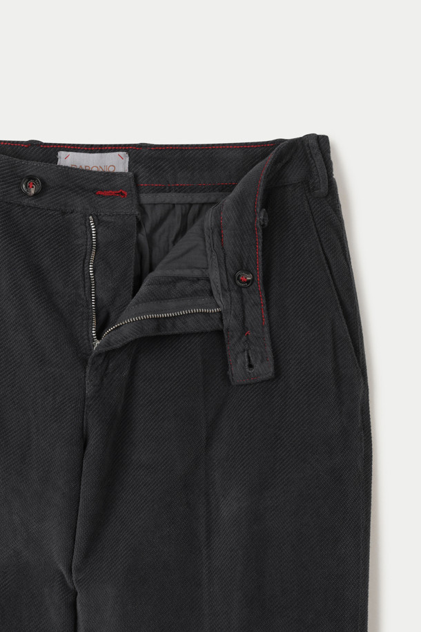 바르니오 트윌 코듀로이 팬츠는 가을과 겨울 시즌을 위한 스트레이트핏 코듀로이 팬츠입니다. 부드러운 촉감의 코듀로이, 면, 스판덱스 혼방 소재로 제작되어 편안한 착용감을 선사합니다. 안감 기모 처리로 보온성을 높였으며, 무지 디자인에 블랙 컬러로 어떤 스타일에도 잘 어울립니다. 엉덩이 입술 포켓, 사이드 포켓, 엉덩이 다트 디테일, 그리고 바르니오 시그니처 포인트 라벨이 특징입니다. 클래식, 미니멀, 캐주얼 스타일을 즐겨 입는 분들께 겨울 데일리룩, 출근룩, 모임룩으로 추천합니다.
