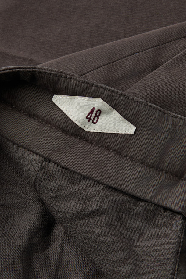 BRIGLIA(브리그리아) 워싱 나빌리오 팬츠는 캐주얼 스타일을 위한 원턱 스트레이트 팬츠입니다. 가먼트 다잉 처리로 자연스러운 색감과 부드러운 촉감을 선사하며, 이지핏 스트레이트 핏으로 편안한 착용감을 제공합니다. 코튼과 스판덱스 혼방 소재로 제작되어 신축성이 뛰어나 활동성이 좋으며, 산책이나 여행 시 편안하게 착용하기 좋습니다. 오프셋 버튼 잠금 방식으로 디자인되어 미니멀하면서도 클래식한 분위기를 연출합니다. 단독 세탁을 권장합니다.
