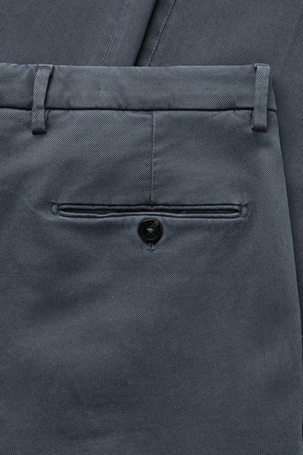 BRIGLIA(브리그리아) 트윌 나빌리오 팬츠는 캐주얼, 미니멀, 클래식 스타일을 아우르는 남성용 트윌 팬츠입니다. 그레이 컬러의 무지 디자인으로, 출근룩과 비즈니스 캐주얼에 적합합니다. 리오셀, 코튼, 스판덱스 혼방 소재로 제작되어 부드러운 촉감과 뛰어난 통기성, 흡습성, 신축성을 제공하며 편안한 이지핏을 선사합니다. 오프셋 버튼 잠금 방식으로 깔끔한 디자인을 완성했습니다. 사계절 내내 활용 가능한 실용적인 아이템입니다.
