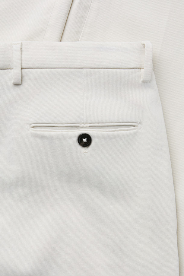 브리그리아 트윌 나빌리오 팬츠는 부드러운 촉감의 리오셀, 면, 스판덱스 혼방 소재로 제작되어 편안한 착용감을 선사합니다. 화이트 컬러의 무지 디자인과 이지핏 핏으로 캐주얼하고 미니멀한 스타일을 연출하기 좋습니다. 통기성과 흡습성이 뛰어나 봄, 여름철 일상복으로 활용하기 좋으며, 오프셋 버튼 잠금과 신축성으로 활동성을 더했습니다. 봄 소풍룩에 매치하여 세련된 스타일을 완성해보세요.
