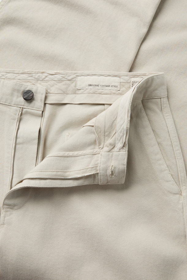 오리지널 빈티지 스타일 트윌 팬츠는 면 100% 소재로 제작되어 탄탄한 촉감을 자랑합니다. 클래식과 캐주얼 무드를 모두 연출할 수 있으며, 일상 및 출근룩, 데이트룩에 활용하기 좋습니다. 스트레이트 핏으로 제작되어 편안한 착용감을 선사하며, 화이트 컬러의 무지 디자인으로 어떤 상의와도 잘 어울립니다. 사선 조직의 트윌 소재와 밀도 높은 조직감으로 고급스러움을 더했으며, 신축성이 있어 활동성 또한 보장합니다.
