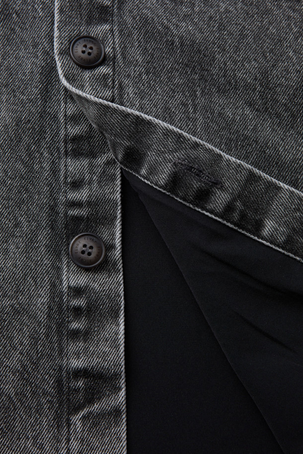 FIVER(파이버) 데님 셔츠 재킷은 빈티지한 스타일을 연출하는 블랙 컬러의 오버핏 데님 재킷입니다. 면과 데님 소재로 제작되어 탄탄한 촉감을 제공하며, 데일리룩과 산책룩에 모두 잘 어울립니다. 긴 소매 기장과 무지 패턴이 특징이며, 워싱 처리와 가슴 투포켓, 사이드 포켓 디테일이 돋보입니다. 버튼 여밈 방식으로 편안하게 착용할 수 있으며, 캐주얼 및 워크웨어 스타일을 즐겨 입는 분들께 추천합니다.
