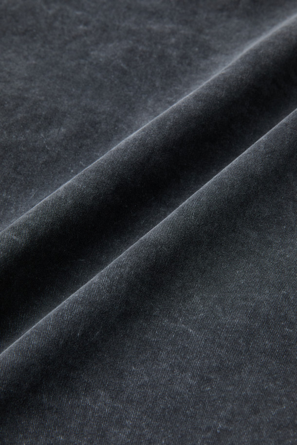 FIVER(파이버) 워커 마블 워시 후드 재킷은 빈티지 스타일을 추구하는 당신을 위한 아이템입니다. 가먼트 다잉 워싱 처리로 자연스러운 멋을 더했으며, 네오프렌 안감으로 편안한 착용감을 선사합니다. 숏 기장의 블랙 컬러 자켓으로, 일상생활과 산책룩에 모두 잘 어울립니다. 단추 여밈 방식과 레귤러핏으로 제작되어 편안하면서도 스타일리시하게 연출할 수 있습니다. 후드 디테일이 캐주얼한 무드를 더하며, 긴 소매 디자인으로 간절기에도 활용하기 좋습니다. 총 기장은 68cm입니다.
