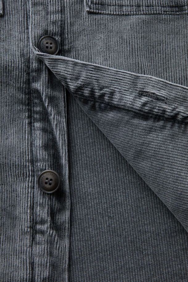 FIVER (파이버) 코듀로이 셔츠 재킷은 가을, 겨울 시즌에 어울리는 오버핏 셔츠 자켓입니다. 부드러운 코듀로이 소재를 사용하여 따뜻하고 편안한 착용감을 제공하며, 무지 디자인과 그레이 컬러로 캐주얼하면서도 빈티지한 스타일을 연출합니다. 가슴 투 포켓, 사이드 포켓 디테일과 워싱 가공으로 실용성을 더했으며, 두꺼운 두께감과 긴 소매 기장으로 보온성을 높였습니다. 버튼 여밈 방식이며, 일상복으로 활용하기 좋습니다.
