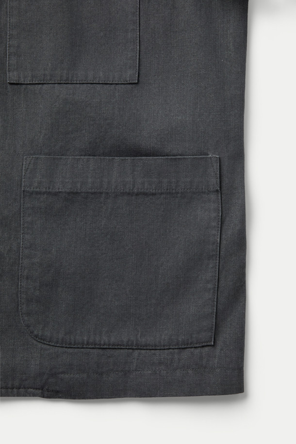 ORIGINAL VINTAGE STYLE 다잉 재킷은 봄, 가을에 어울리는 클래식하고 빈티지한 무드의 자켓입니다. 다크 그레이 컬러의 무지 디자인으로, 루즈핏에 버튼 여밈 방식을 갖추어 편안한 착용감을 선사합니다. 면과 폴리에스터 혼방 소재로 제작되어 부드러운 촉감을 느낄 수 있으며, 가슴 포켓과 패치 포켓 디테일로 실용성을 더했습니다. 다잉 워싱 가공으로 빈티지한 멋을 살렸으며, 이염에 주의하여 단독 세탁하는 것을 권장합니다. 데이트룩, 출근룩 등 다양한 TPO에 맞춰 미니멀하고 캐주얼한 스타일을 연출해보세요.
