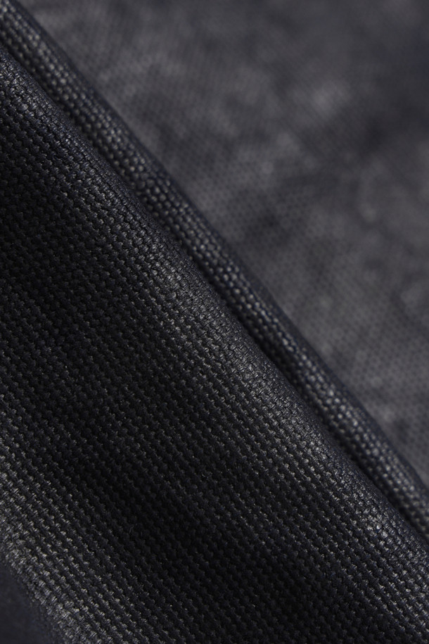 HANKALEX 코튼 트러커는 캐주얼, 빈티지 스타일을 선호하는 분들을 위한 블랙 컬러의 면 소재 트러커 자켓입니다. 봄, 가을에 착용하기 좋으며, 숏 기장과 레귤러핏으로 편안한 착용감을 제공합니다. 집업 방식으로 간편하게 착용 가능하며, 워싱 처리, 크랙 디테일, 빅포켓 디자인으로 빈티지한 멋을 더했습니다. 부드러운 촉감과 시보리 마감, 긴 소매 기장으로 활동성과 스타일을 모두 만족시키는 데일리 아이템입니다. 동네 마실룩이나 가을 나들이룩에 활용하여 미니멀하면서도 개성 있는 스타일을 연출해보세요.
