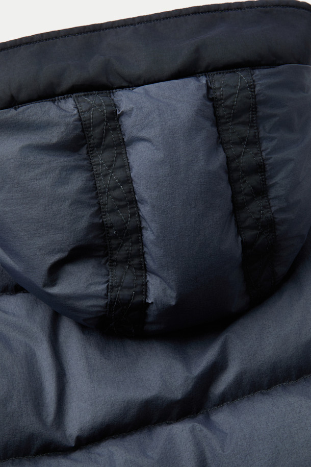 **HANKALEX(헝카렉스) 다이드 덕 다운**은 빈티지한 스타일의 네이비 컬러 덕 다운 아우터입니다. 겨울철 보온성을 책임지는 두꺼운 두께감과 루즈핏으로 편안한 착용감을 선사합니다. 발수 기능과 PU 필름 코팅으로 생활 방수가 가능하며, 가먼트 다잉 처리로 특유의 빈티지한 멋을 더했습니다. 소매 시보리 디테일과 전면 지퍼 포켓으로 실용성을 높였으며, 출근룩과 여행룩, 캐주얼, 미니멀, 클래식 스타일 모두 소화 가능한 활용도 높은 아이템입니다.
