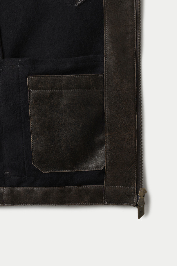 SALVATORE SANTORO(살바토레 산토로)의 BURNT BAY(번트 베이) 레더 재킷은 빈티지하면서도 클래식한 무드를 자아내는 남성용 아우터입니다. 부드러운 양가죽 소재로 제작되어 편안한 착용감을 선사하며, 봄, 가을 시즌에 활용하기 좋습니다. 셔츠형 디자인에 2WAY 지퍼, 사이드 포켓, 가슴 포켓 등의 디테일이 더해져 실용성을 높였습니다. 가먼트 워싱 처리와 켄톤 버튼으로 빈티지한 멋을 살렸으며, 스탠다드 핏으로 어떤 스타일에도 자연스럽게 어울립니다. 데이트룩, 가을 나들이룩, 모임룩 등 다양한 TPO에 클래식, 미니멀, 캐주얼 스타일로 연출해보세요.
