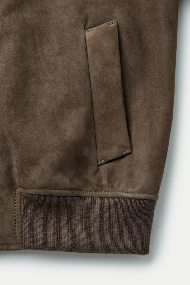 SALVATORE SANTORO (살바토레 산토로) 레더 점퍼는 부드러운 양가죽과 스웨이드 소재를 사용하여 클래식한 무드를 연출합니다. 브라운 컬러의 무지 디자인으로 어떤 스타일에도 쉽게 매치할 수 있으며, 봄, 가을 간절기에 활용하기 좋습니다. 크롭 기장에 집업 스타일로 편안하게 착용 가능하며, 스탠다드 핏으로 제작되어 세련된 실루엣을 선사합니다. 시보리 디테일과 사이드 포켓, 가먼트 워싱 처리로 고급스러움을 더해 데이트룩, 모임룩, 미니멀, 시크 스타일을 완성합니다.
