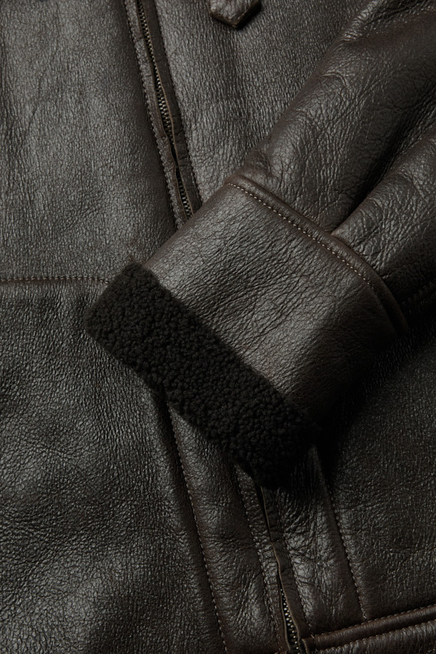 살바토레 산토로 무스탕 재킷은 브라운과 블랙 두 가지 색상으로 출시되어, 가을과 겨울에 따뜻하고 스타일리시하게 연출할 수 있습니다. 양가죽 소재로 제작되어 부드러운 촉감을 자랑하며, 크롭 기장에 집업 여밈 방식으로 편안하게 착용 가능합니다. 클래식한 무드의 스탠다드 핏으로, 양털 에리와 사이드 포켓, 퍼 안감으로 보온성을 높였습니다. 데이트룩, 모임룩 등 다양한 TPO에 미니멀, 시크한 스타일을 더해 세련된 룩을 완성해 보세요.
