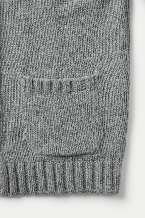 ORIGINAL VINTAGE STYLE 로우 가디건은 가을, 겨울 시즌에 어울리는 상의로, 80% 울과 20% 폴리아미드 혼방 소재로 제작되어 보온성과 내구성이 뛰어납니다. 클래식하고 베이직한 스타일로, 브이넥 디자인과 루즈핏으로 편안한 착용감을 선사하며, 가슴 포켓과 패치 포켓 디테일이 돋보입니다. 특히, 와이드 립(Wide rib) 디테일이 돋보이며, 톤 다운된 그레이 컬러로 겨울 데일리룩과 출근룩에 미니멀한 포인트를 더합니다. 긴 소매 기장으로 따뜻함을 더하며, 부드러운 촉감으로 편안하게 착용할 수 있습니다.
