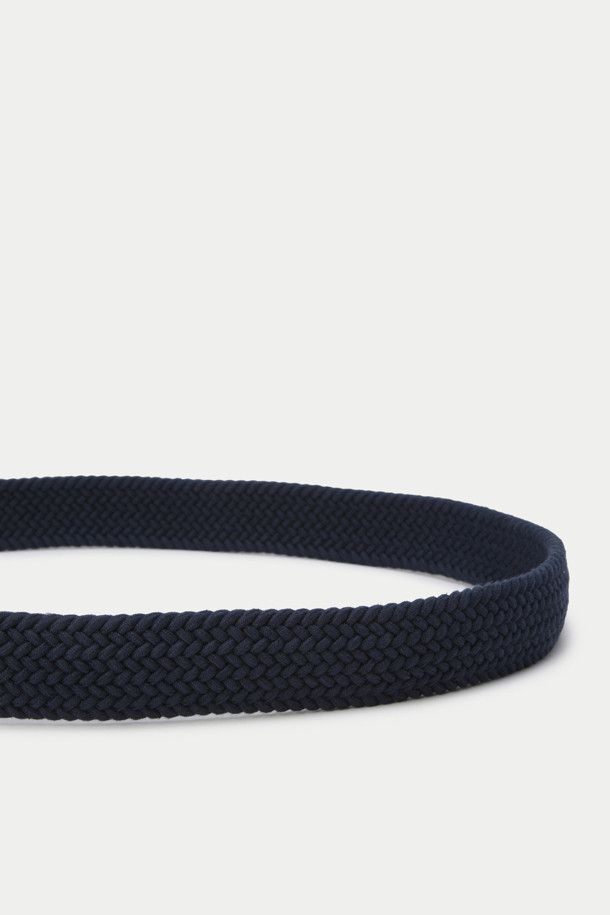 "면 엘라스틱 벨트"는 캐주얼하고 미니멀한 스타일을 추구하는 분들을 위한 데일리 벨트입니다. 네이비 컬러의 무지 디자인으로, 여행룩에도 잘 어울립니다. 이태리 수입 면 소재와 탄성이 우수한 엘라스틱 소재를 사용하여 편안한 착용감을 제공합니다. 버클 디테일로 포인트를 더했으며, 사이즈 조절이 용이하여 다양한 체형에 맞춰 착용할 수 있습니다. 사계절 내내 활용 가능한 실용적인 아이템입니다.
