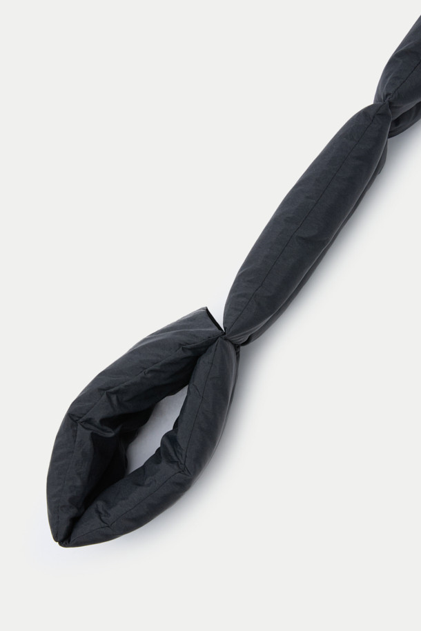 블랙 컬러의 다운 머플러는 겨울철 따뜻함과 스타일을 동시에 잡을 수 있는 필수템입니다. 퀼팅 처리된 폴리에스터 소재로 제작되어 가볍고 보온성이 뛰어나며, 덕다운 충전재를 사용하여 포근함을 더했습니다. 일상복은 물론 여행룩과 산책룩에도 잘 어울리며, 캐주얼, 미니멀, 클래식 스타일 모두 소화 가능합니다. 슬릿 디자인으로 세련된 포인트를 더했으며, 가볍고 휴대성이 좋아 언제 어디서든 간편하게 착용할 수 있습니다. 
