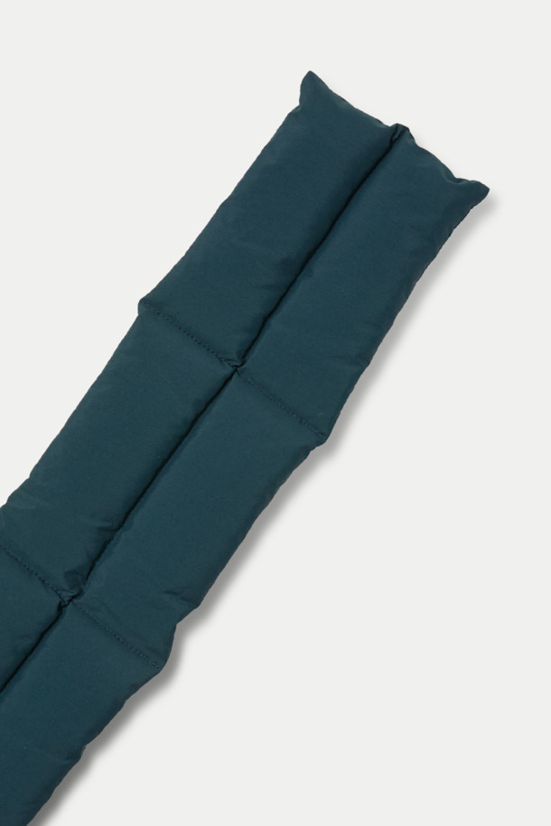 겨울철 보온성을 책임지는 그린 컬러의 다운 머플러입니다. 퀼팅 처리된 디자인으로 캐주얼, 미니멀, 고프코어 스타일을 연출하기 좋습니다. 폴리에스터와 덕다운 소재로 제작되어 가볍고 따뜻하며, 두꺼운 두께감으로 추운 날씨에도 든든하게 착용할 수 있습니다. 슬릿 디테일로 포인트를 더했으며, 휴대성이 좋아 여행룩이나 캠핑룩에 활용하기 좋습니다.
