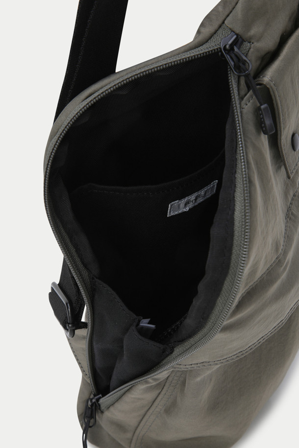 빈티지 슬링백은 나일론 소재의 미디엄 사이즈 가방으로, 무지 패턴에 왁스코팅 디테일이 돋보이는 남성용 슬링백입니다. 데일리룩에 활용하기 좋은 빈티지 스타일로, 미니멀, 캐주얼, 클래식 스타일을 선호하는 분들께 추천드립니다. 넉넉한 수납 공간과 아웃포켓 2개, 경량, 내구성을 갖춰 실용성을 더했습니다. 사각형 디자인으로 디자인적인 매력을 살렸으며, 일상생활에서 편리하게 사용할 수 있습니다.
