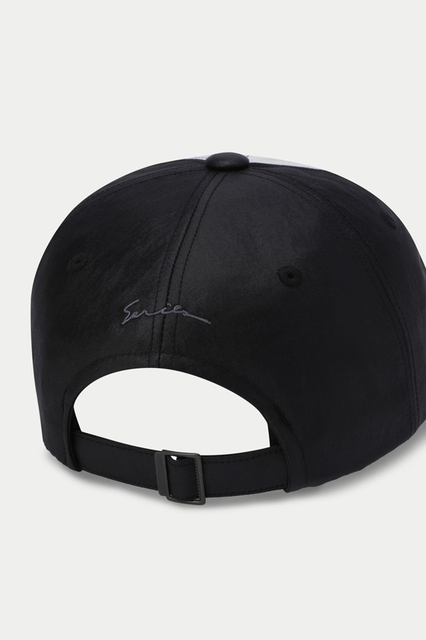 series - Initial-D(이니셜 D) Project D(프로젝트 D) 로고 캡은, 블랙과 화이트 두 가지 색상으로 출시되어 다양한 스타일에 매치하기 용이한 볼캡입니다. PROJECT.D(프로젝트 D) 로고 자수 디테일이 돋보이며, 은은한 광택감이 고급스러운 느낌을 더합니다. 캐주얼, 미니멀, 스트리트 스타일을 즐겨 입는 분들께 추천드리며, 가볍게 동네 마실룩이나 산책룩을 연출하기 좋습니다. 봄, 여름, 가을, 세 계절 모두 착용 가능한 실용적인 아이템입니다.
