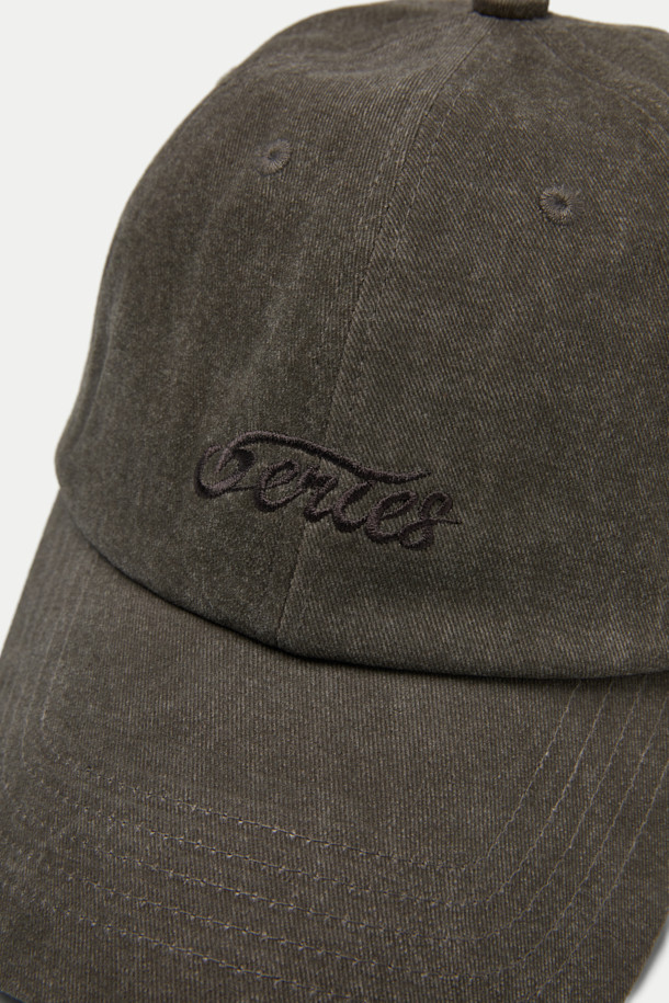 빈티지 워싱 볼캡은 면 소재로 제작되어 부드러운 촉감을 선사하며, 일상에서 편안하게 착용하기 좋습니다. 워싱 처리된 면 소재와 자수 패턴이 빈티지한 스타일을 연출하고, 캐주얼한 무드를 더합니다. 버클과 리벳 디자인은 모자 챙의 모양을 잡아주며, 스타일리시함을 더합니다. 사이즈 조절 기능으로 머리 둘레에 맞게 편안하게 착용할 수 있으며, 흡습 기능으로 쾌적함을 유지합니다.
