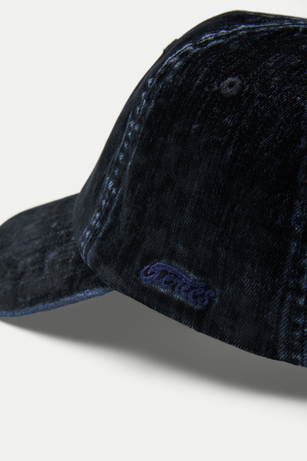 빈티지 워싱 벨베틴 볼캡은 캐주얼한 스타일을 연출하기 좋은 모자입니다. 데님과 벨베틴 소재를 사용하여 부드러운 촉감과 빈티지한 분위기를 동시에 느낄 수 있습니다. 블랙 컬러에 로고 자수와 버클, 리벳 장식이 포인트로 더해져 트렌디함을 더했습니다. 사이즈 조절이 가능하며, 흡습 기능으로 쾌적하게 착용할 수 있습니다. 일상생활에서 개성 있는 스타일을 완성해 보세요.
