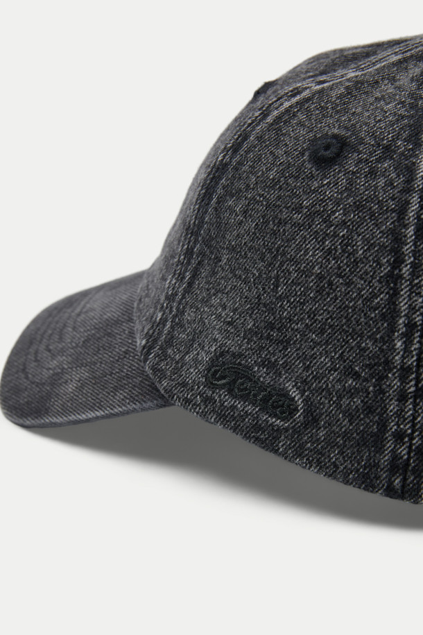 블랙 데님 볼캡은 캐주얼 스타일에 어울리는 모자입니다. 데님 소재에 워싱 처리를 더해 빈티지한 느낌을 살렸으며, 로고 자수와 버클, 리벳 등의 디자인 장식이 돋보입니다. 사이즈 조절 기능과 흡습 기능으로 편안한 착용감을 제공하며, 일상생활에서 폭넓게 활용할 수 있습니다. 어떤 스타일에도 잘 어울려 데일리 아이템으로 활용하기 좋습니다.
