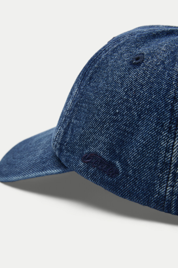 인디고 데님 볼캡은 캐주얼한 스타일을 즐기는 분들을 위한 아이템입니다. 데님 소재로 제작되어 빈티지한 무드를 연출하며, 자수 디테일이 포인트로 들어가 있습니다. 일상복에 편안하게 매치하여 산책룩을 완성하기 좋습니다. 사이즈 조절 기능과 흡습 기능으로 편안한 착용감을 선사하며, 리벳과 버클 장식이 디자인의 완성도를 높입니다.
