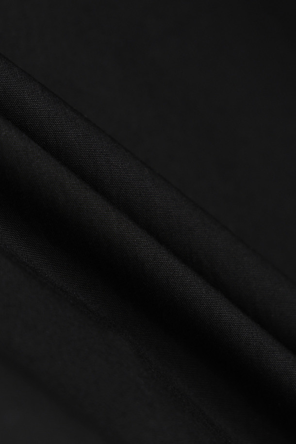 SAGE DE CRET (사지 드 크레) 코튼 트윌 타입라이터 파카는 남성용 아우터로, 봄, 가을 시즌에 적합한 숏 파카입니다. 부드러운 촉감의 면, 나일론 혼방 소재로 제작되었으며, 오버핏 실루엣과 무지 디자인이 특징입니다. 밀리터리, 모던 스타일을 기반으로, 후드, 사이드 포켓, 허리 및 밑단 드로우스트링, 소매 밴딩, YKK 지퍼 등의 디테일이 돋보입니다. 일상, 여행, 가을 나들이 등 다양한 TPO에 캐주얼, 미니멀, 시티보이 스타일로 활용하기 좋습니다. 사이즈 조절 기능으로 편안한 착용감을 제공합니다.
