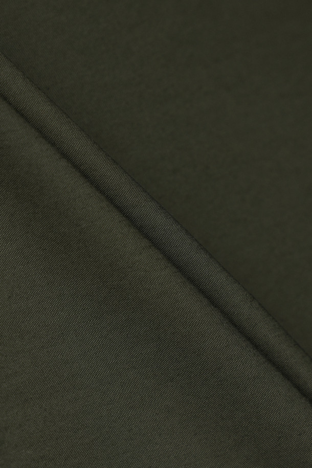 SAGE DE CRET (사지 드 크레) 코튼 트윌 타입라이터 파카는 남성용 아우터로, 봄, 가을에 착용하기 좋습니다. 밀리터리, 캐주얼 무드를 동시에 느낄 수 있으며, 숏 기장의 무지 파카입니다. 부드러운 촉감의 면, 나일론 혼방 소재로 제작되었으며, 오버핏으로 편안하게 착용 가능합니다. 후드 및 허리, 밑단 스트링 조절, YKK 지퍼, 소매 밴딩, 사이드 포켓 등의 디테일로 실용성을 더했습니다. 동네 마실룩, 산책룩, 가을 나들이룩 등 다양한 TPO에 캐주얼, 미니멀, 워크웨어 스타일로 연출해보세요.
